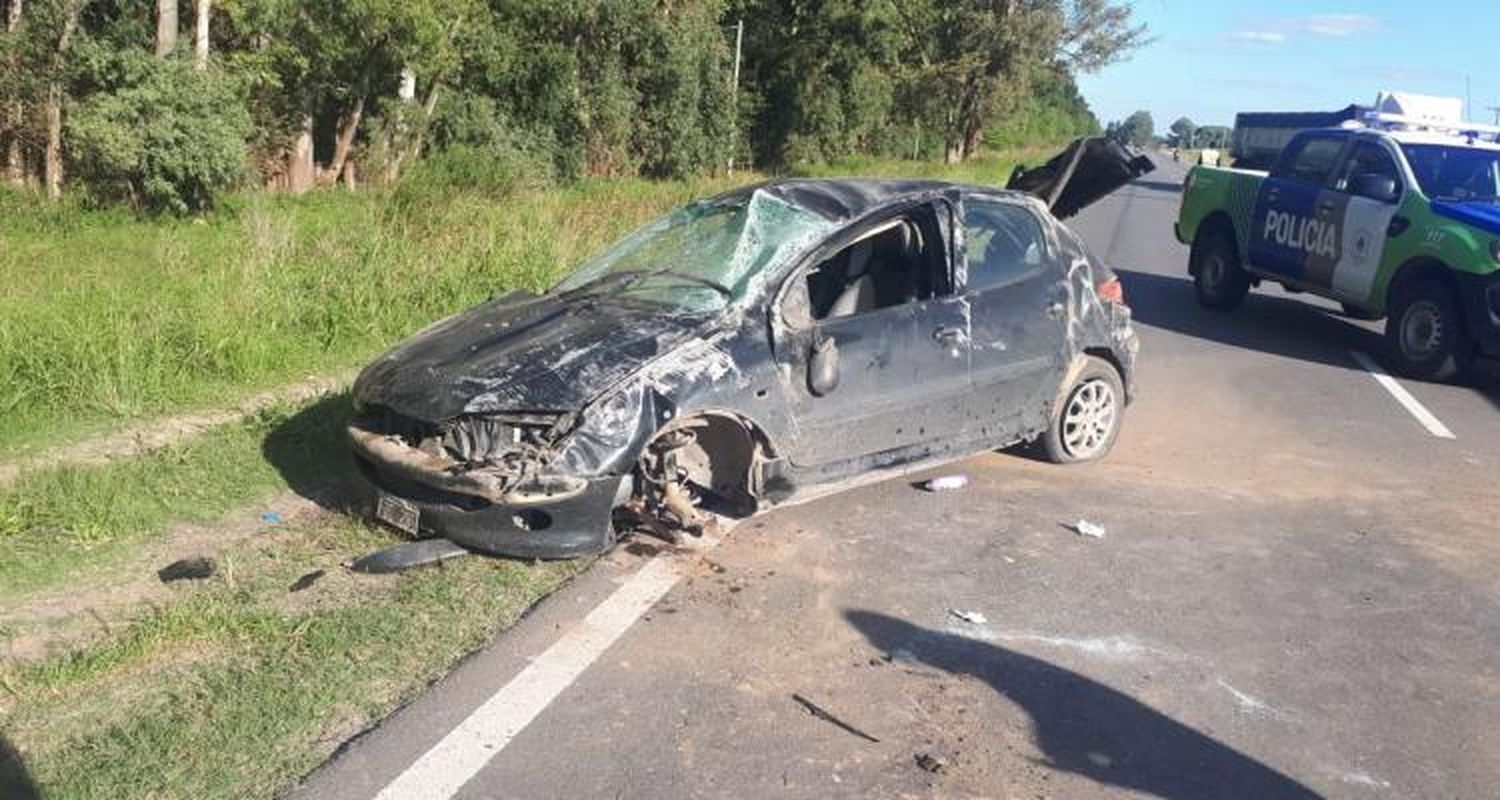 Un auto despistó y volcó en Ruta 1001