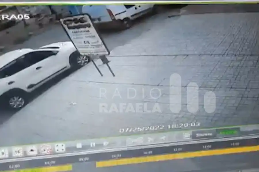 VIDEO | Robaron dinero de un auto estacionado en Bv. Roca sin llave ni inhibidores: ¿en qué consiste esta nueva modalidad?