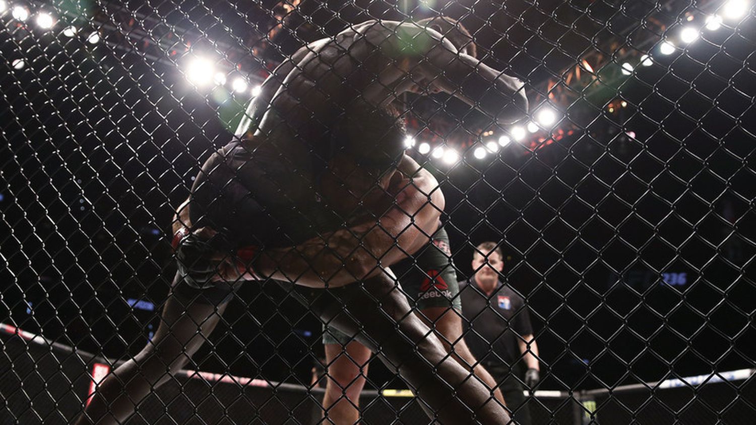 Un luchador de artes marciales mixtas noquea a su oponente en 3 segundos y establece nuevo récord