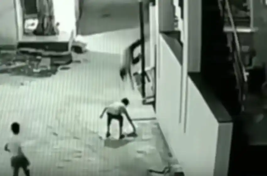 Un milagro: un niño cayó de 12 metros de altura y aterrizó sobre el cuerpo de un amigo