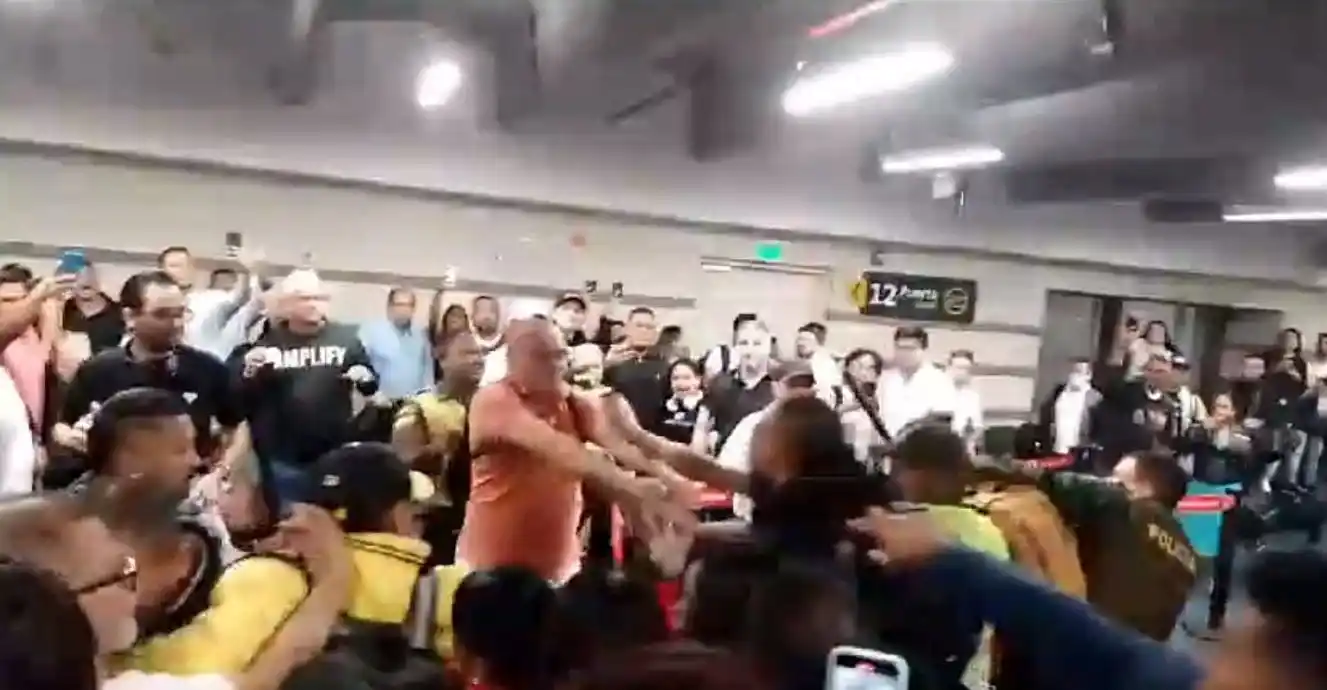 PELEA multitudinaria en el aeropuerto de Barranquilla (+ Video)