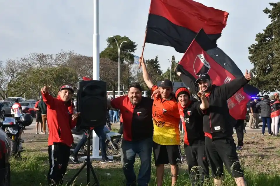 Sabaleros copan el aeropuerto de Sauce Viejo para recibir al equipo