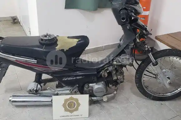 Le robaron la moto para sacarle la rueda trasera y dejarla abandonada