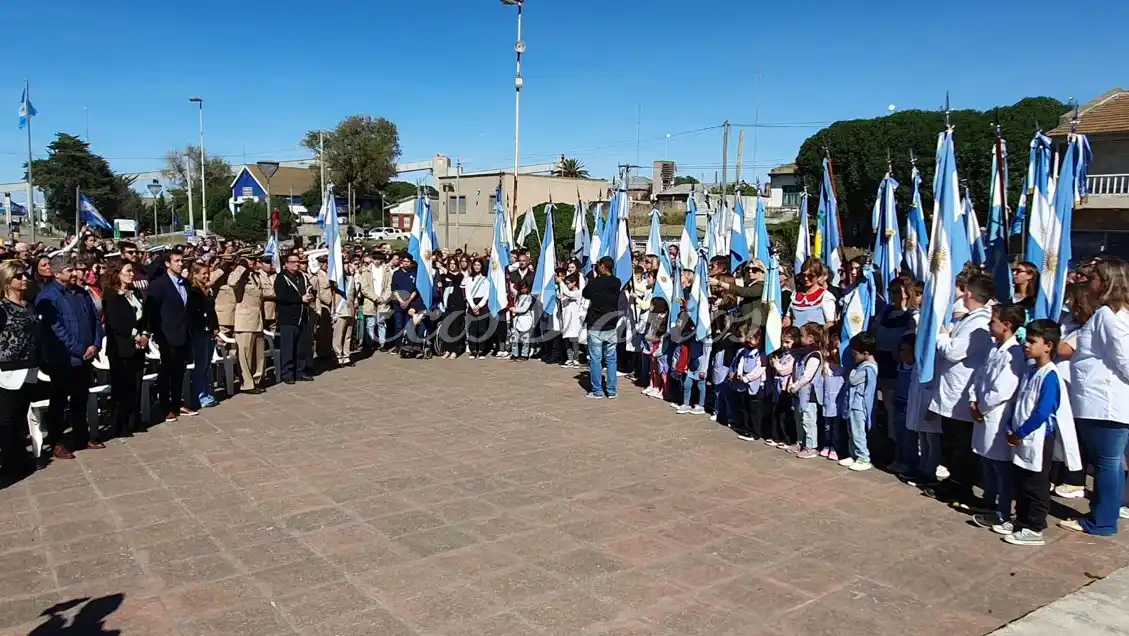 Banderas y sentimientos. En la ceremonia de ayer en el monumento en Quequén