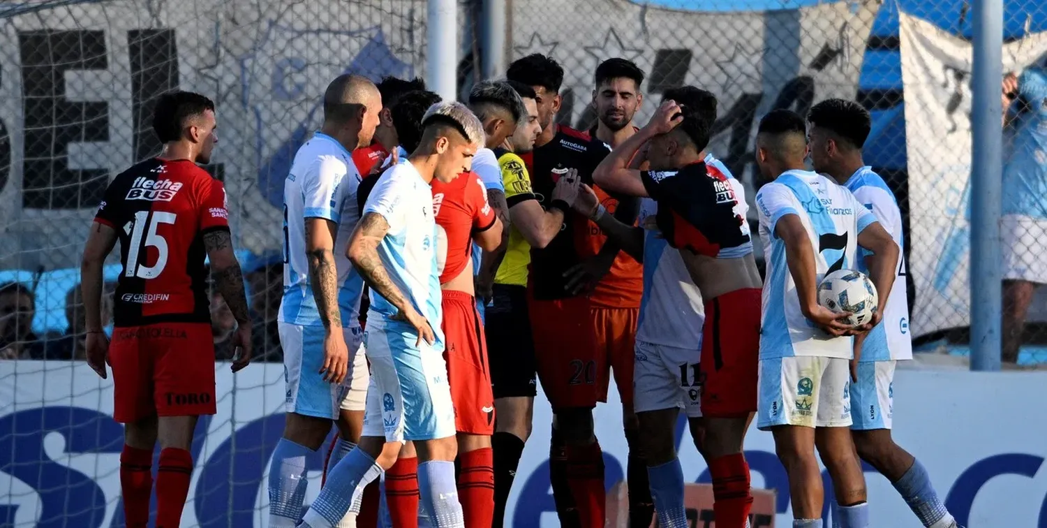 Con un polémico penal, Colón cayó ante Temperley