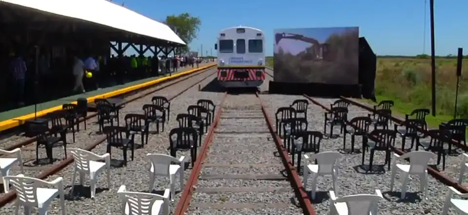Massa y Meoni participan de la prueba de tren que une General Guido con Pinamar