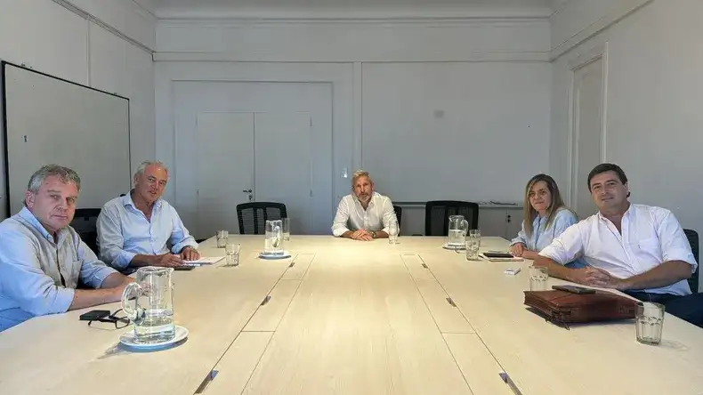 El gobernador Frigerio junto a legisladores provinciales.
