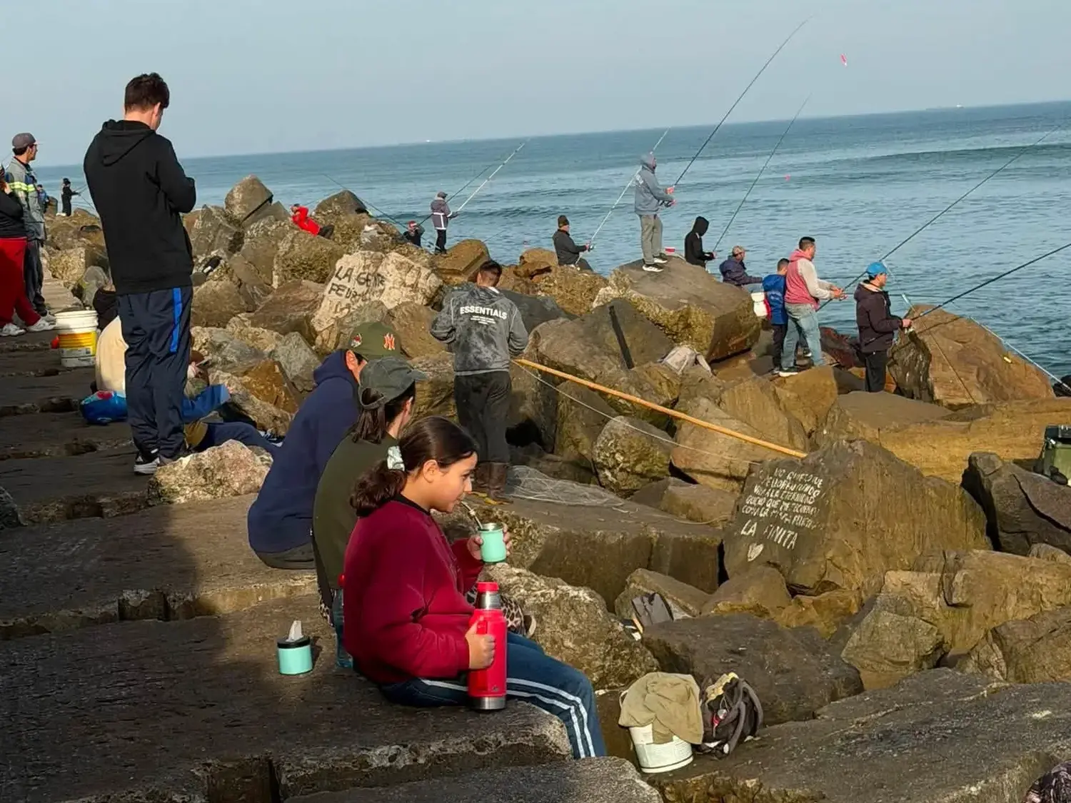 Los cornos llegaron y decenas de pescadores se juntaron en las Escolleras