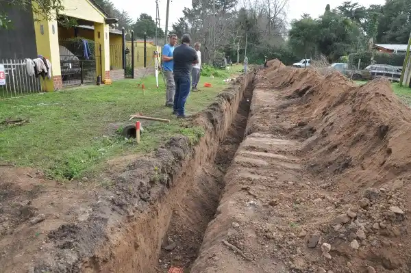 Se está completando la primera manzana: La ampliación de la red cloacal beneficiará a 219 familias de Los Aromos