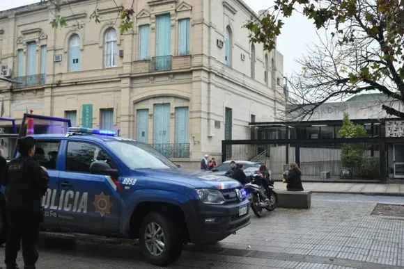 Un preso saltó desde un segundo piso y se escapó del hospital Cullen: es intensamente buscado