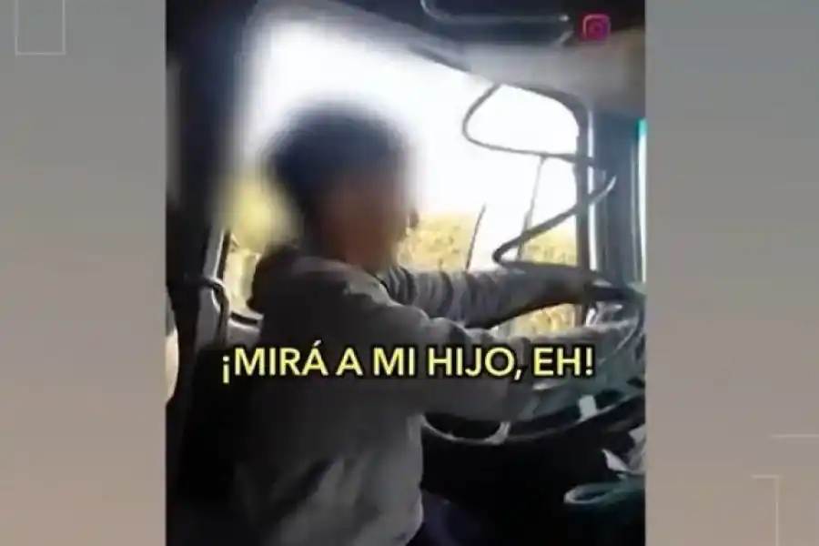 Imprudencia: puso a su hijo de 8 años a manejar un camión y lo grabó