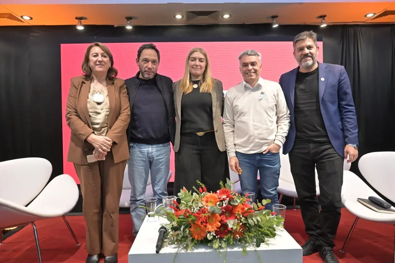 El Partido Socialista impulsa una alternativa para 2027 con consenso de un amplio arco opositor