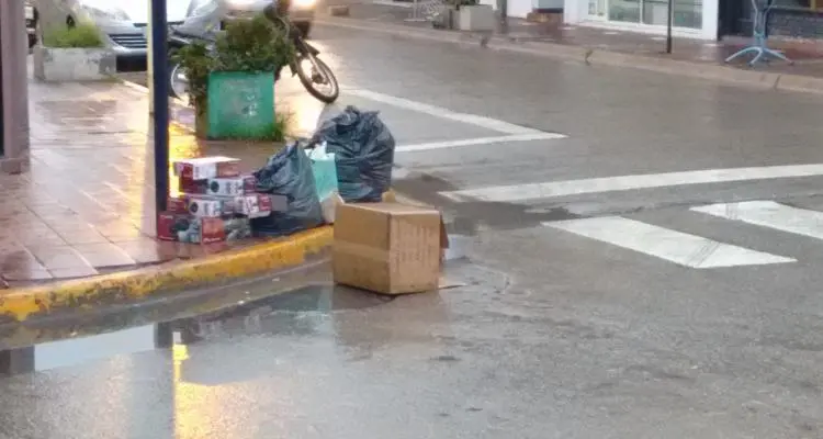 Por el paro de trabajadores de Ashira, la basura permanece en las calles