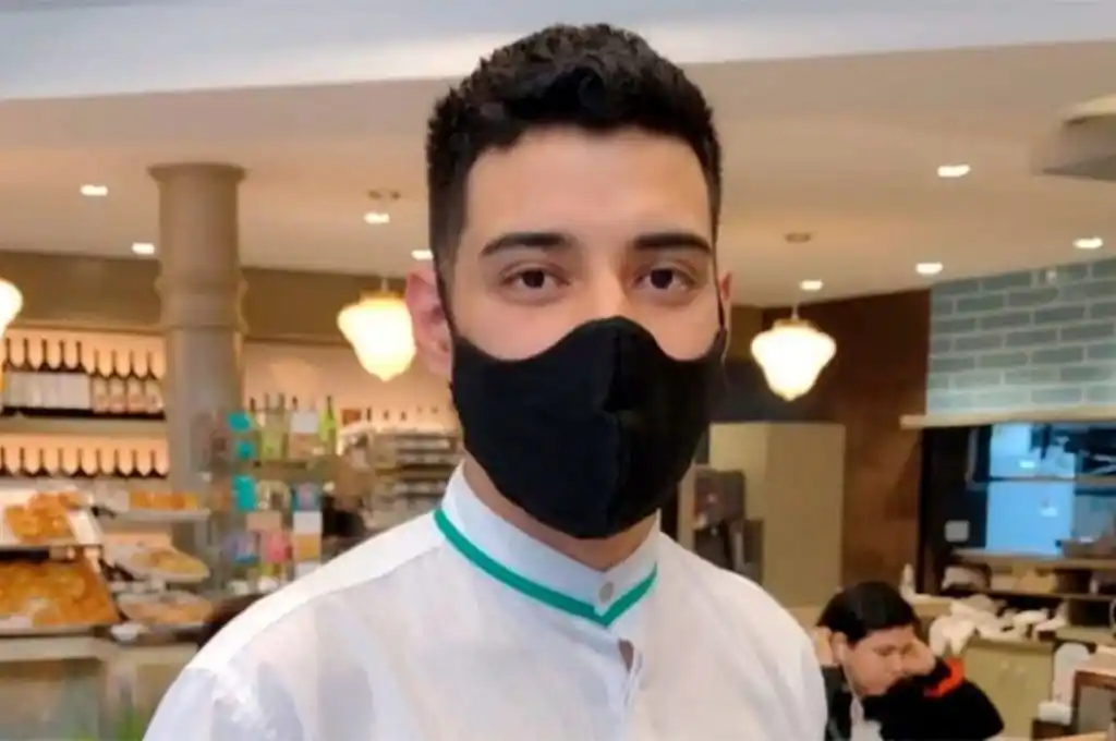 Un mozo encontró 800 mil pesos en una mesa que atendía y los devolvió