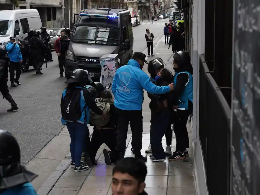 Tensión en el Congreso: dos periodistas detenidas en la marcha de los jubilados