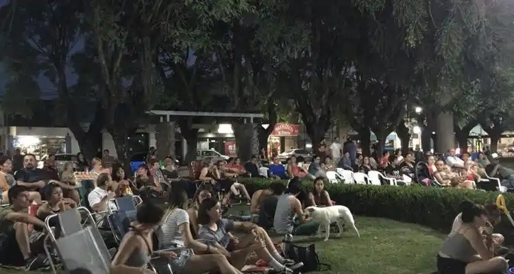 Con mucho público,  comenzó Cine bajo las estrellas