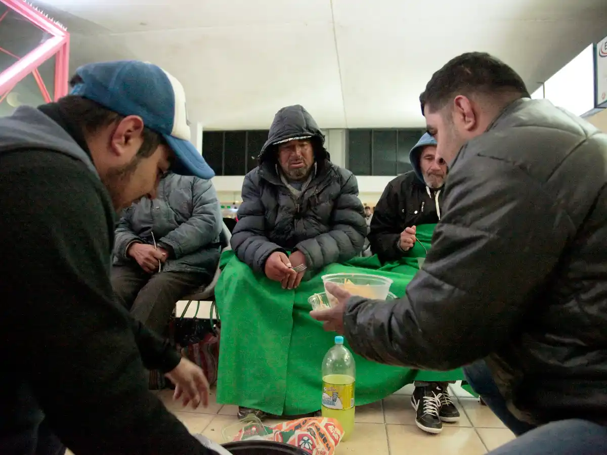 Un plato caliente para los sin techo  