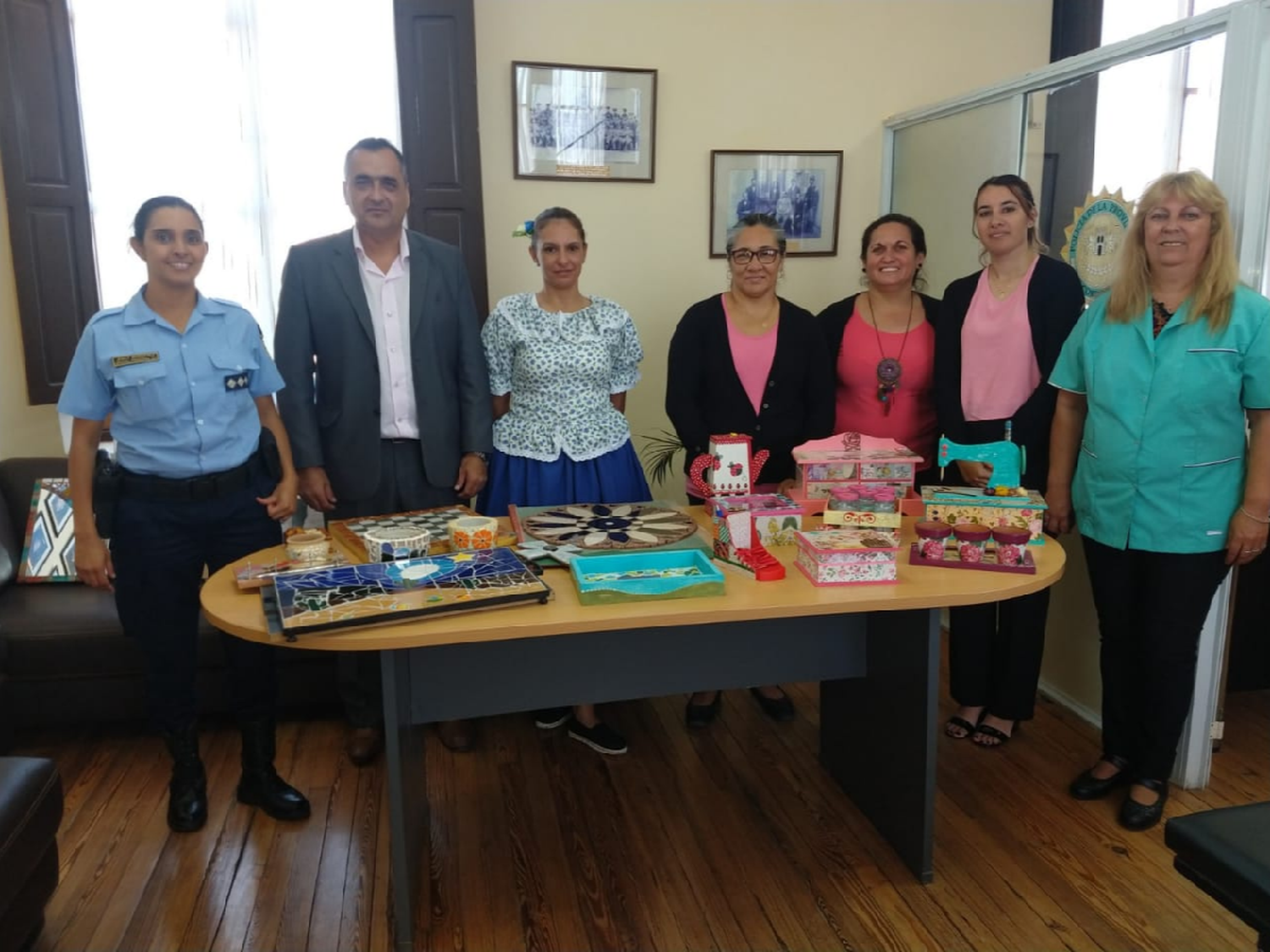 Policías y emprendedoras expusieron sus trabajos en la comisaría