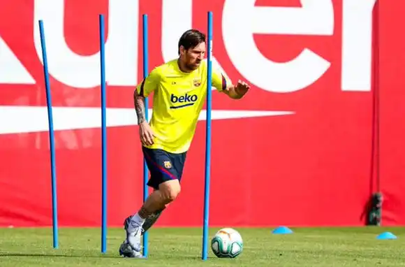 Dos meses después, Messi volvió a entrenar en campo y con pelota