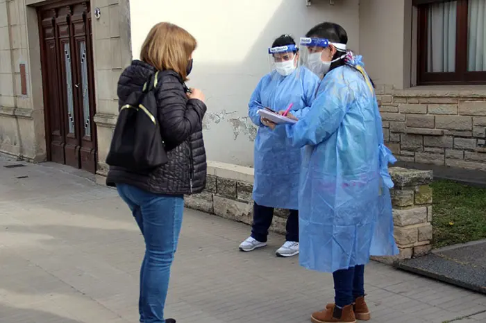 Personal de salud difunde la vacunación a los vecinos
