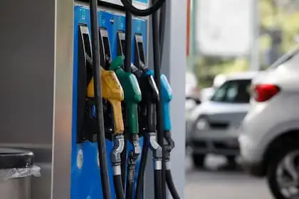 La "tasa vial" cobraba un 1,8% extra al ticket final de la carga de combustible, lo que para la Justicia cuenta como "doble imposición