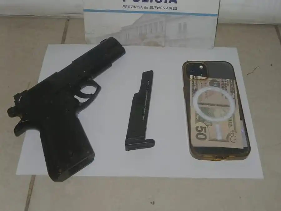 Ante los gritos de auxilio del chofer, varios vecinos intervinieron y lograron retener al asaltante hasta la llegada del personal del Comando de Patrullas.