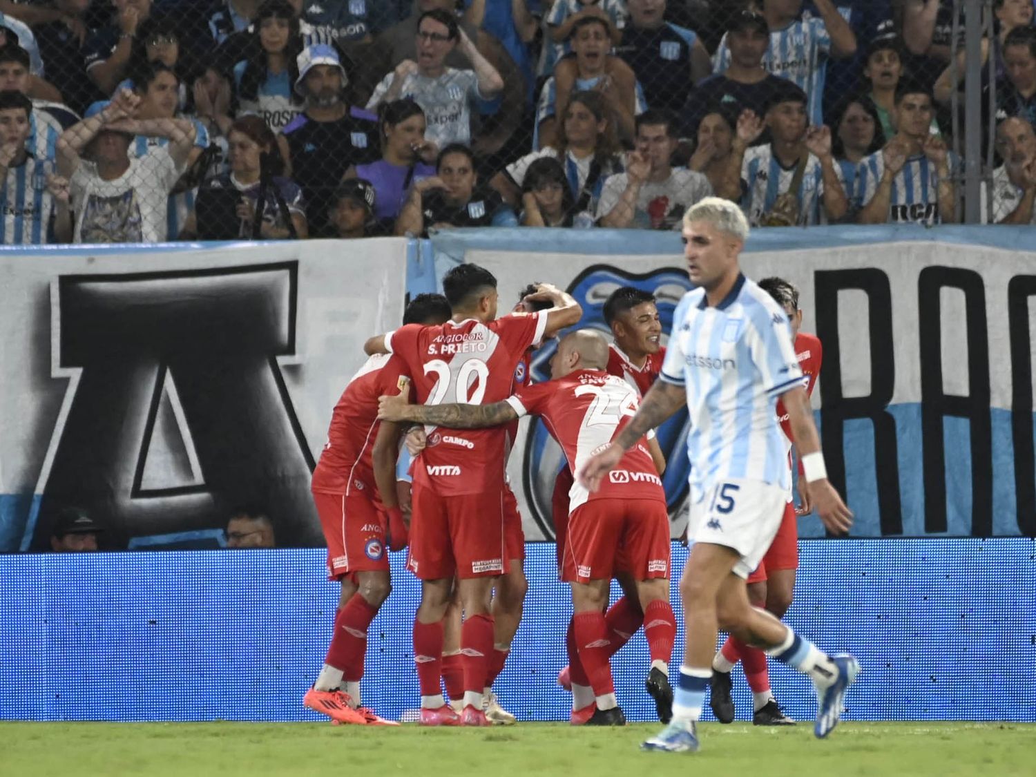Racing se despertó tarde y Argentinos se llevó el triunfo
