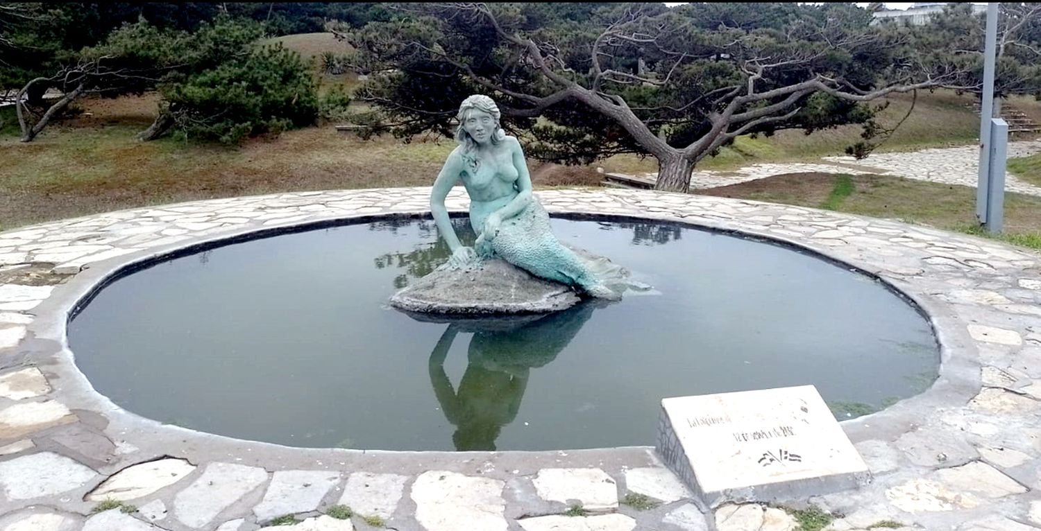 Mirando al mar. El monumento de la Sirenita, ubicado en el Casino