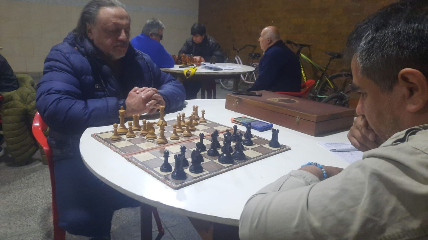 En la cuarta fecha se produjo un gran triunfo de Roque Maye (blancas) sobre R. Aquino. Este jueves continúa el torneo "Juan Carlos Zacharus" en las instalaciones del C.A.El Progreso emplazado en la intersección de Galarza y Palacios.