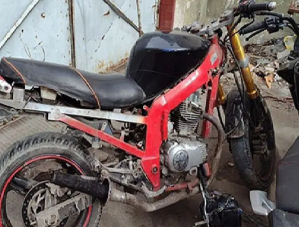Familia víctima de robo agredió a dos hombres que desarmaban una moto