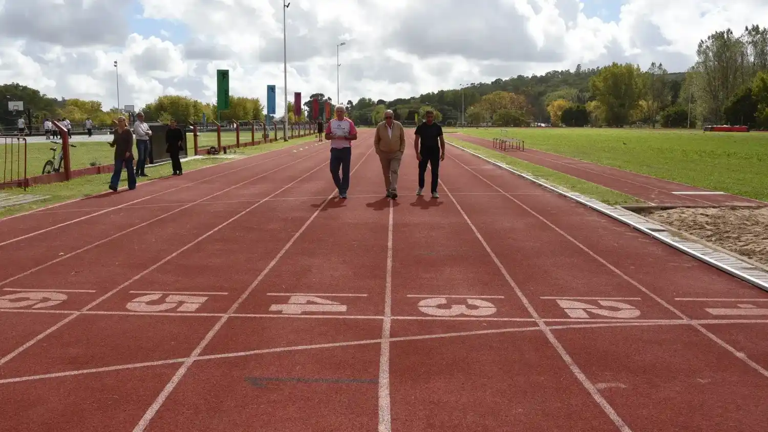 El intendente Miguel Lunghi, el director de Deportes, Carlos Ilero, y el presidente de ATA, Julián Peralta, visitaron la pista.