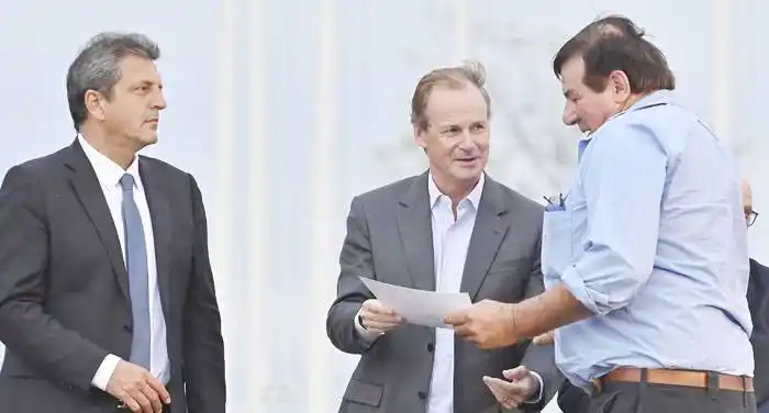 El detalle de los aportes y el financiamiento para impulsar   la producción que entregaron Bordet y Massa