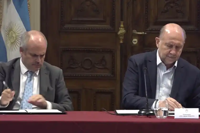 Perotti firmó el convenio para crear una sede de UIF en Rosario