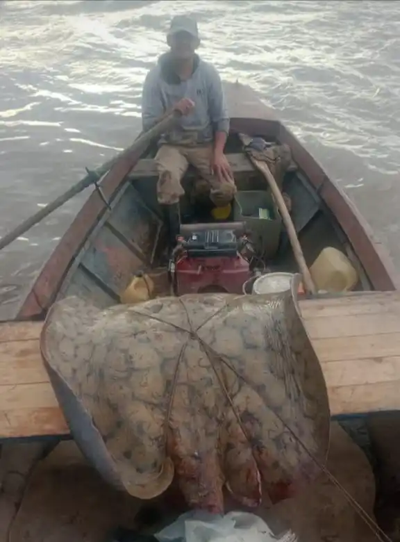 Ariel Paz regreso de su jornada de pesca con una raya de 84 kilos