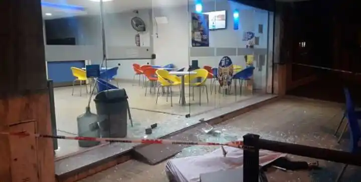Un ladrón muerto y un policía herido tras un tiroteo en una heladería de Quilmes