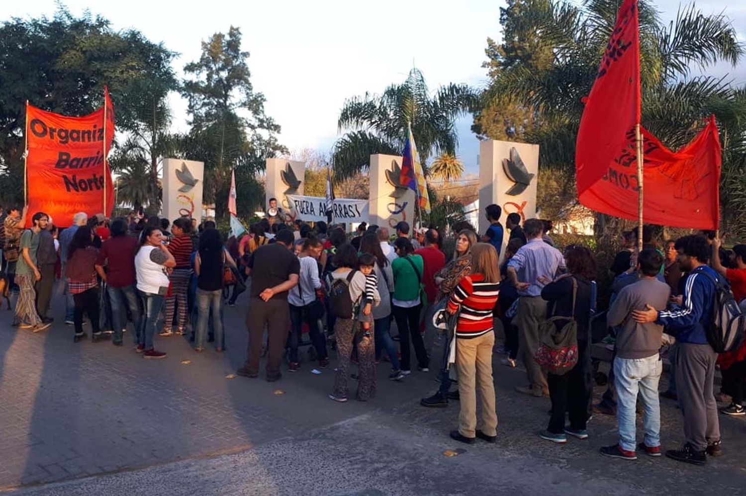 Conflictividad social: vecinos  marcharon contra el B° Amarras