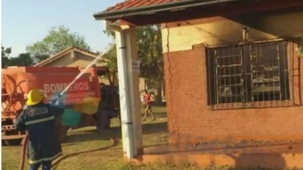 Alumnos quemaron su escuela porque no pasaron de grado