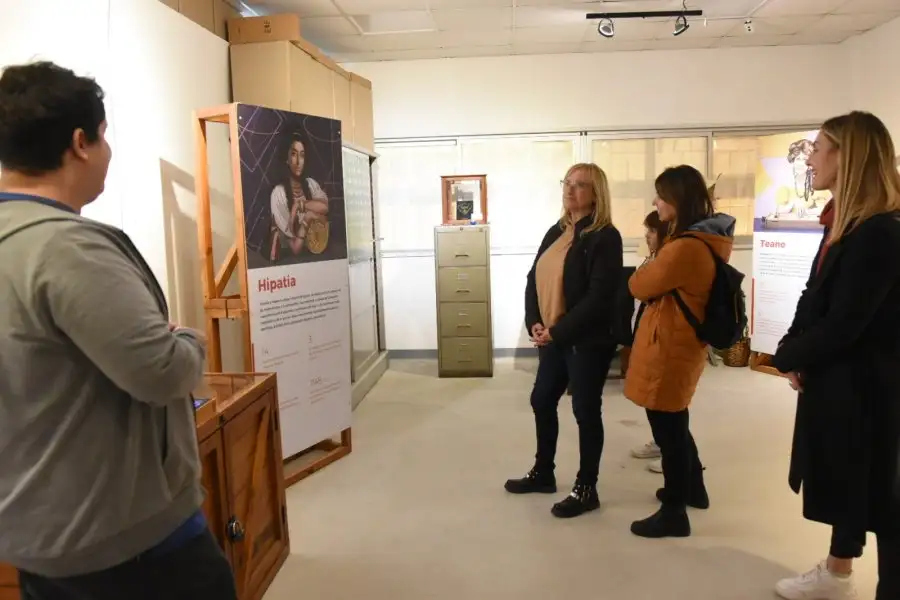 La secretaria de educación de la MR, Mariana Andereggen recorre la habitación de escape junto a Pablo Quijano integrante del equipo creador