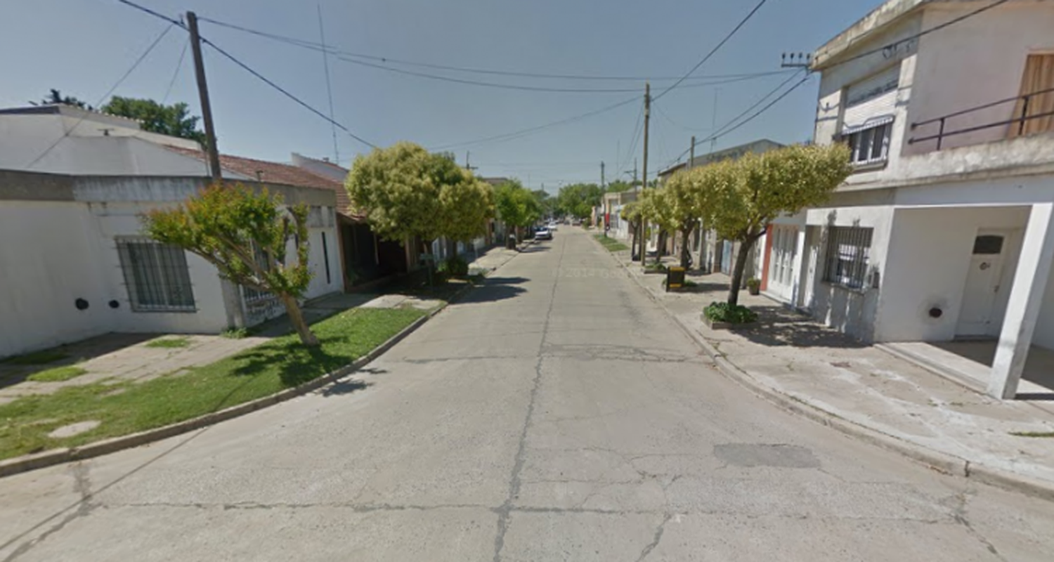 Motochorros le arrebataron la cartera a una mujer en bicicleta