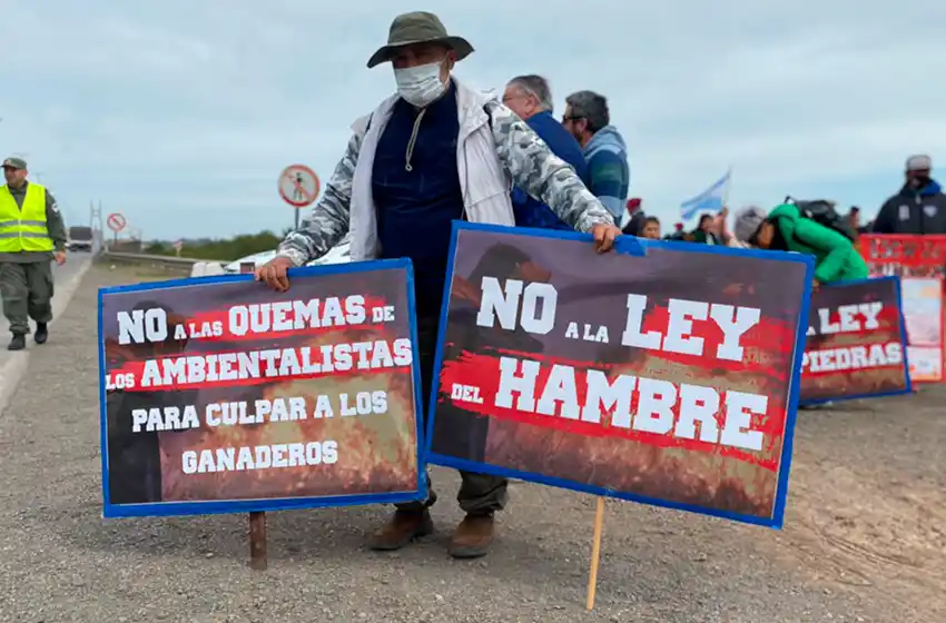 Productores agropecuarios cortan el puente Rosario-Victoria en rechazo de la Ley de Humedales