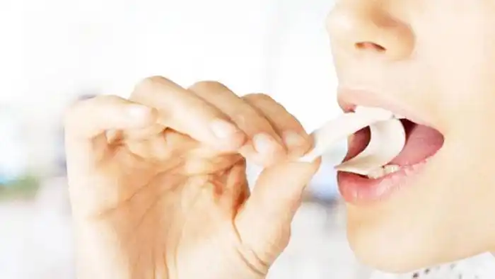 Desarrollan un chicle anticovid que neutraliza al virus en la saliva