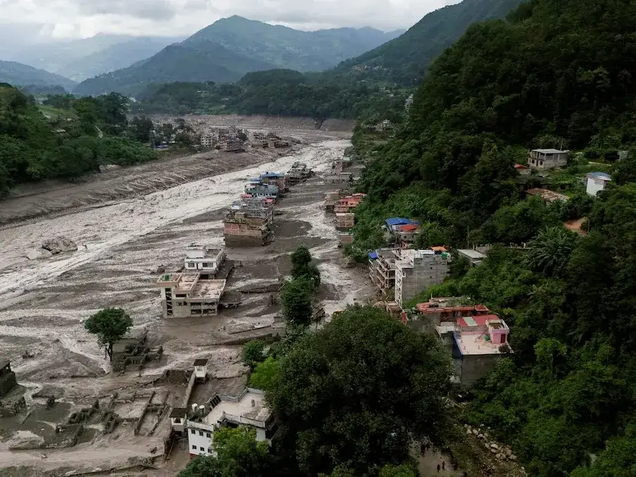 Una inundación devastó el norte de Nepal: hay 95 muertos y cientos de turistas desaparecidos