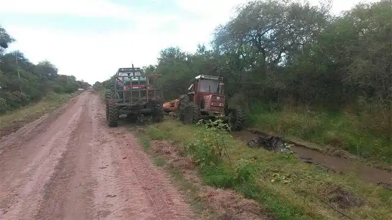 Productores tamberos se pusieron a arreglar el camino a la escuela Santa María JC Albergue