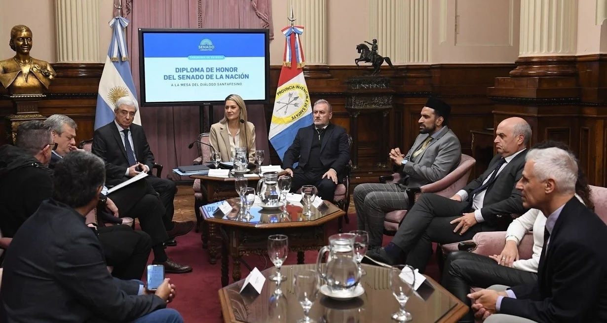 Los tres senadores santafesinos departieron con los santafesinos que viajaron a recibir el diploma. Destacaron la importancia de cultivar la política de diálogo en la sociedad. Foto: Senado de la Nación