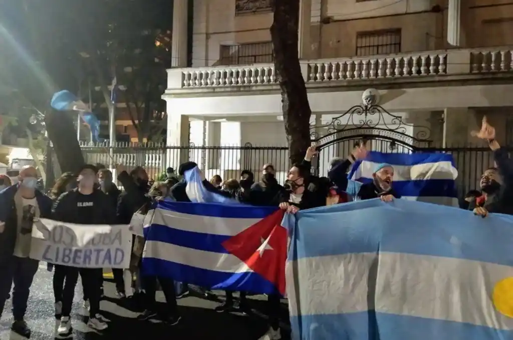 Abrazo solidario a la embajada de Cuba en Argentina