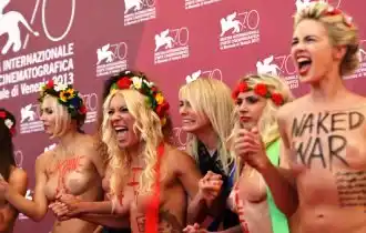 Venecia: Activistas de Femen en topless