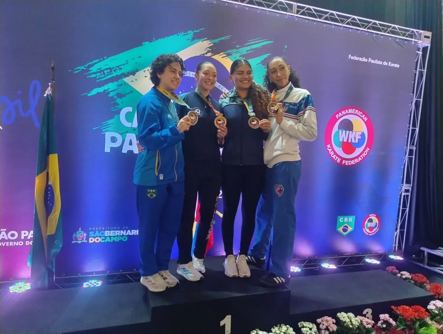La marplatense Aylén Yardín con su bronce en el podio.
