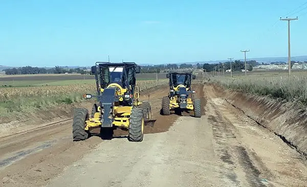 Realizan mantenimiento de caminos rurales en Balcarce