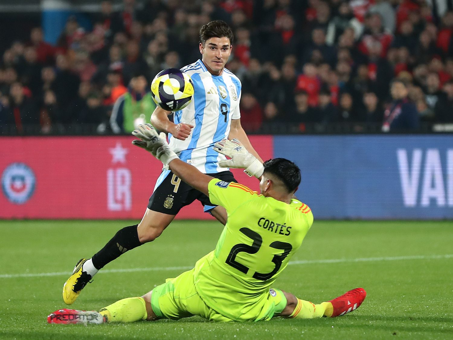 Julián Álvarez le dio la victoria a Argentina ante Chile.