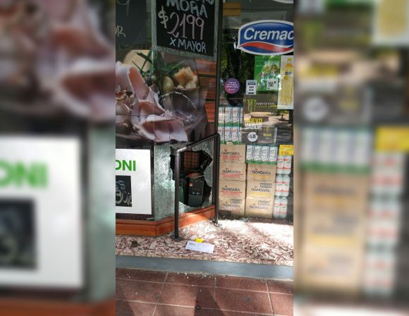 Investigan el robo a un comercio en pleno centro: rompieron la vidriera para llevarse la caja